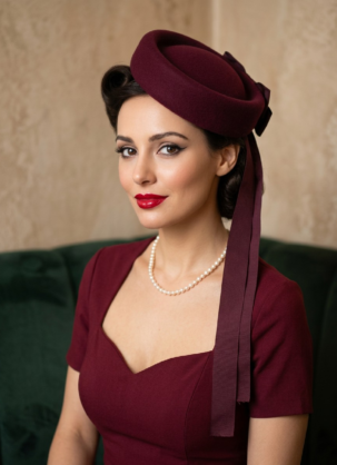 Chapeau bibi bordeaux pour femme, chapeau pillbox bordeaux, bibi vintage, bibi bordeaux années 50, chapeau pillbox, chapeau rétro vintage pour femme, bibi bordeaux pour mariage, coiffe élégante pour femme, bibi rockabilly, chapeau cocktail pour femme, chapeau vintage pour femme, bibi bordeaux festif, chapeau pillbox avec nœud, bibi rétro interdit