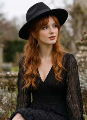 Schwarzer Fedora Damen Schwarzer Filzhut Damen Fedora Hut Damen Schwarz Vintage Fedora Damen Banned Retro Fedora Hut Wollhut Damen Schwarz Eleganter Damenhut Schwarz Fedora mit breiter Krempe Damen Retro Fedora Damen Vintage Filzhut Damen Damen Fedora Wollhut Herbsthut Damen Schwarz Winterhut Damen Filz Schwarzer Vintage Hut Damen Fedora Damen elegant