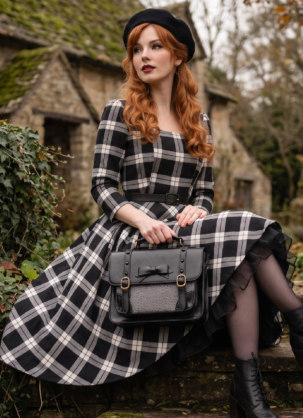 Schwarz Weißes Damen Kleid mit Schottischem Karomuster Greta - 50er Jahre Petticoat Swing Kleid 50er Jahre Kleid Damen Schwarz weißes Kleid Tartan Kleid Damen Schottenmuster Kleid Karokleid Vintage Swing Kleid Langarm Petticoat Kleid Damen Vintage Kleid Herbst Retro Kleid Damen Forever Fifties Kleid britischer Country Style Winterkleid Damen elegant Tellerrock Kleid Damen Heirloom Bag Vintage Mode Damen